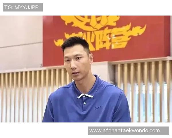 易建联重返公众视野亲自主持篮球赛展现自律身材状态依旧出色